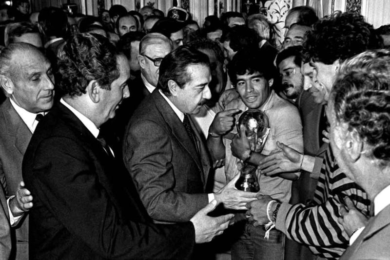 raul_alfonsin_y_diego_maradona_alfonsinepopeya.jpg