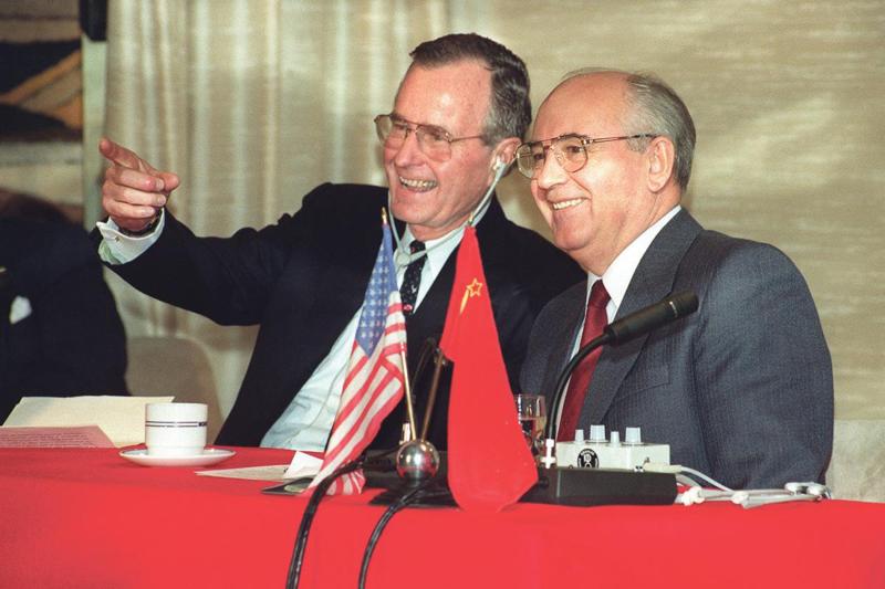 Bush ile Gorbaçov arasında Aralık 1989'da yapılan görüşme (AFP).jpeg