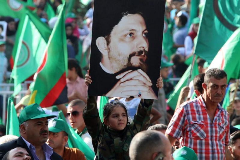Şii Emel Hareketi’nin destekçileri, Ağustos 2018'de başkent Beyrut'un doğusundaki Baalbek kasabasında düzenlenen tören sırasında İmam Musa Sadr'ın fotoğraflarını kaldırıyor.jpg