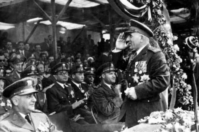 Cumhurbaşkanı Edip Çiçekli, subaylarla bir toplantıda. 1953.jpg