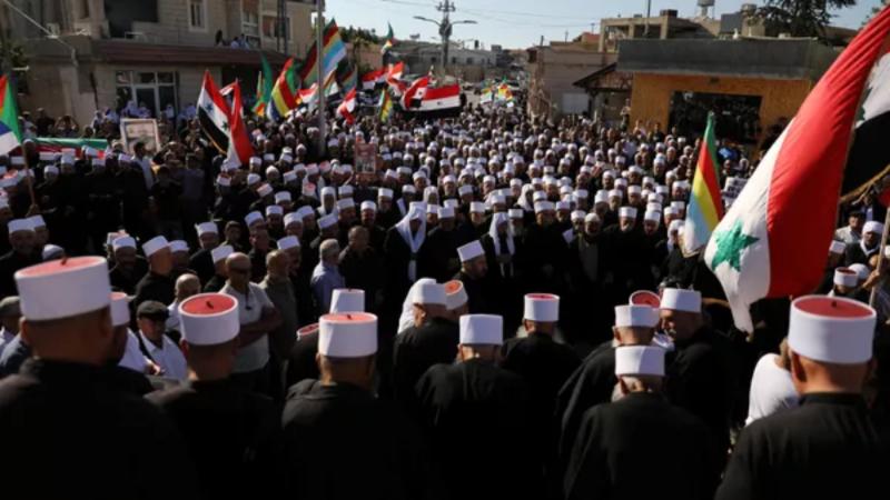 Onlarca Dürzi kadın ve çocuğu kaçıran IŞİD'i protesto eden din adamları. Fotoğraf-Reuters.jpg