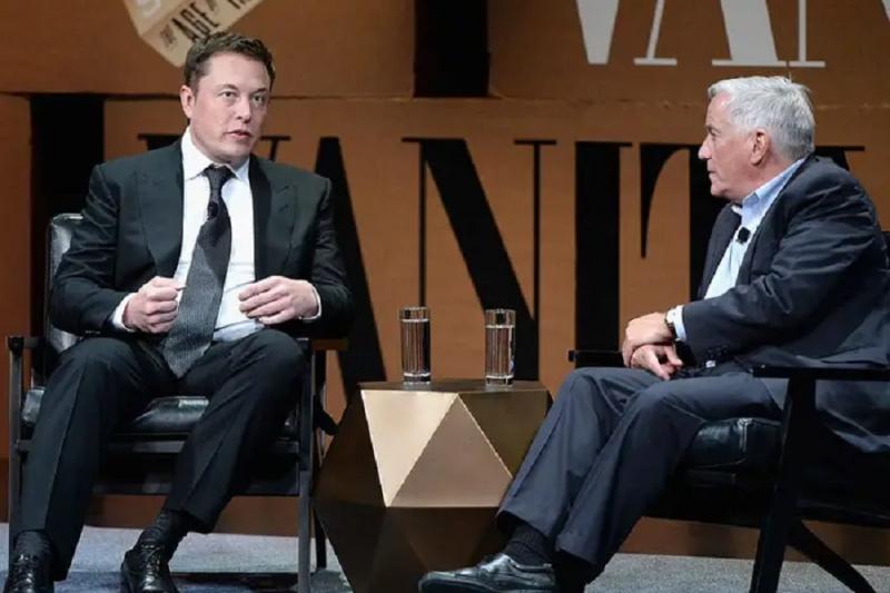 Elon Musk ve biyografi yazarı Walter Isaacson.jpg