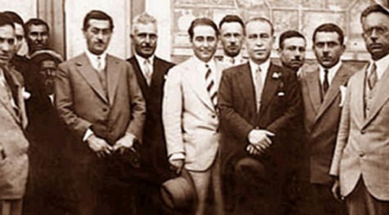 Serbest Cumhuriyet Fırkası Kurucuları Açık Renk Takım Elbiseli Adnan Menderes.jpg