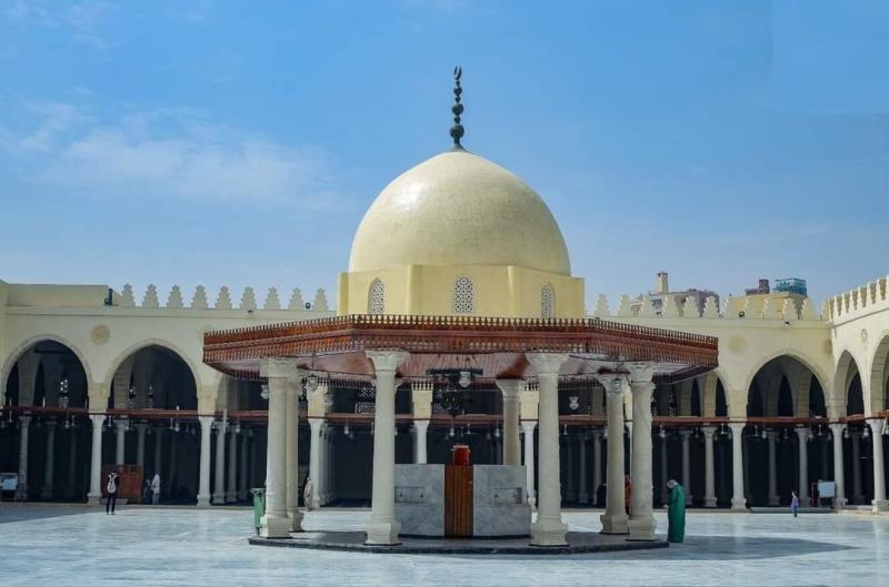 Mısır'da Müslümanlar tarafından inşa edilen ilk cami konumundaki Amr ibn el-As Camii, binlerce ibadet edenin uğrak yeri (sosyal medya) .jpg