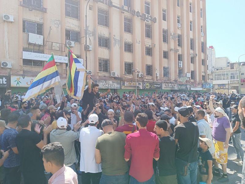 Devrim barışçıl bir şekilde devam ettikçe rejim üzerindeki iç ve dış baskılar da artacaktır. Fotoğraf, göstericilerin ellerinde Dürzi mezhebinin bayrağını salladığı el-Kerame Meydanı'ndan.jpg