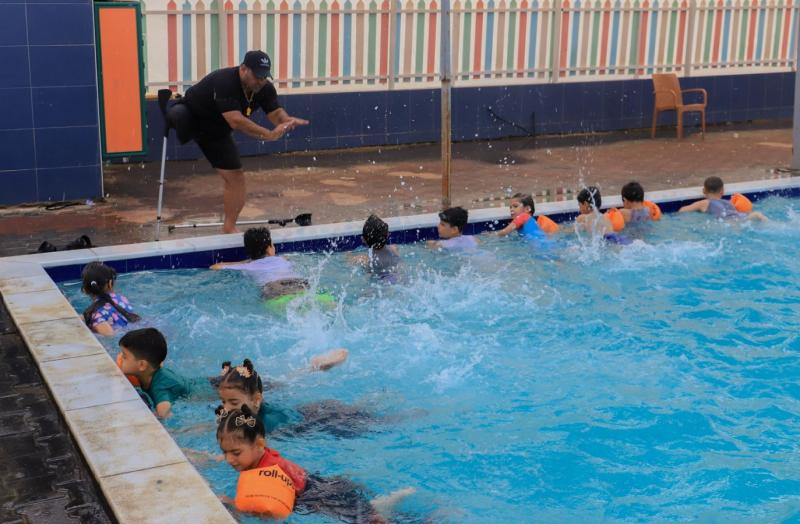 Suya dalma tutkusundan dolayı Filistin Yüzme Okulu adında bir okul kurdu.jpg