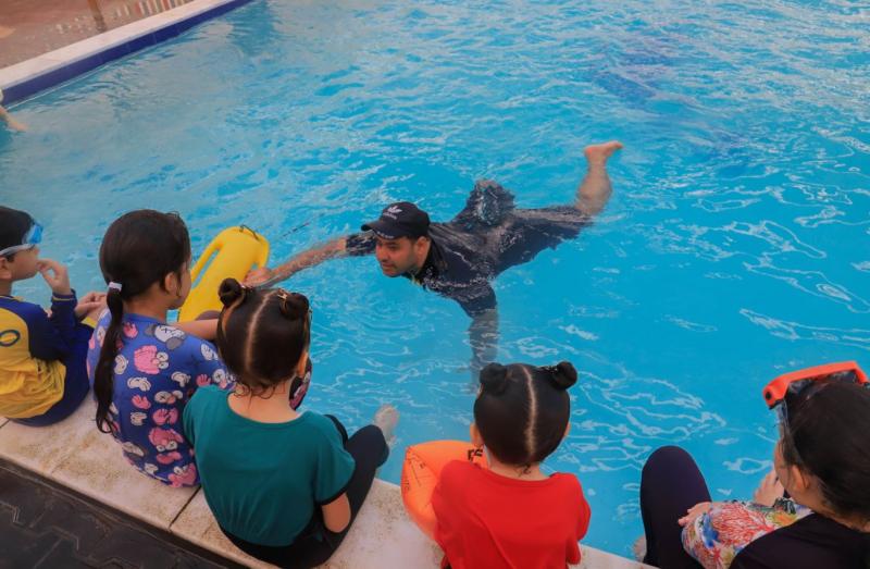 Mecdi, yüzme antrenörlüğü mesleğini çocuklara adadı çünkü onlarla ilgilenmeyi seviyor.jpg