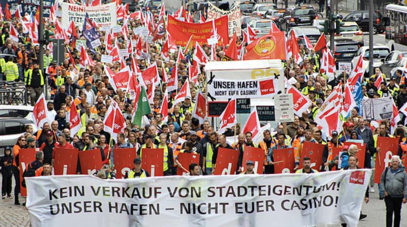 Hamburg Limanı'nın satışa çıkarılmasını protesto eden işçiler.jpg