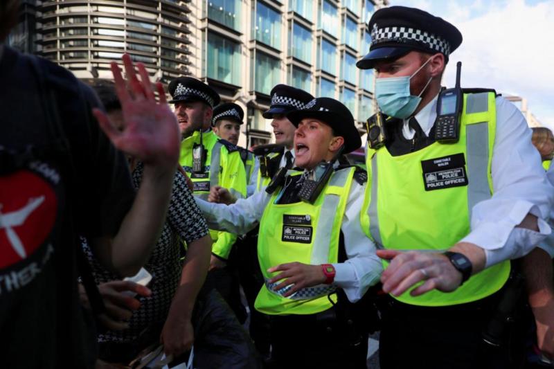 Londra polisi 2021 yılındaki çevre-iklim eylemi sürecinde toplam 303 kişiyi göz altına almıştı. Kaynak-aawsat.com news.jpg