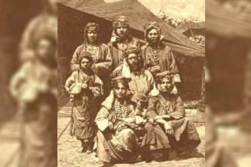 1900'lü yıllarda Pencinaran aşiretine bağlı Mala Fero ve Kêjan kabile kadınları. Facebook.jpg