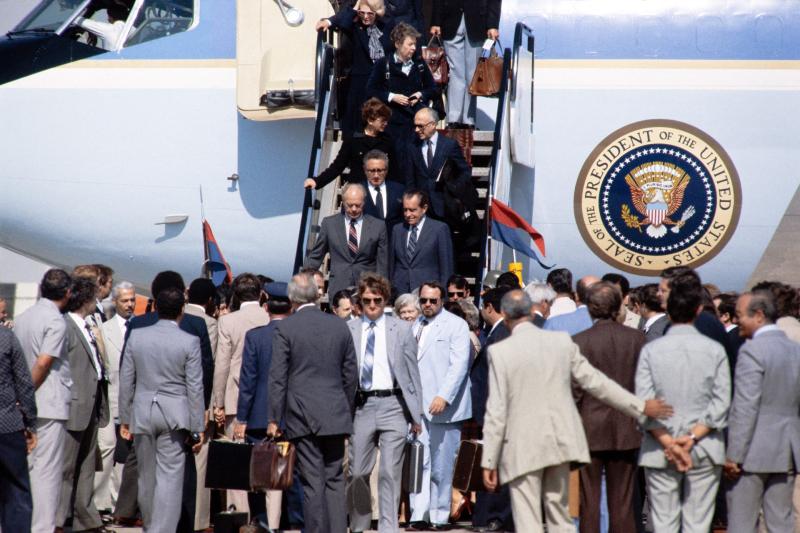 10 Ekim 1981'de Sedat'ın cenaze törenine katılmak üzere Nixon ve Ford'la birlikte uçaktan inerken.jpg