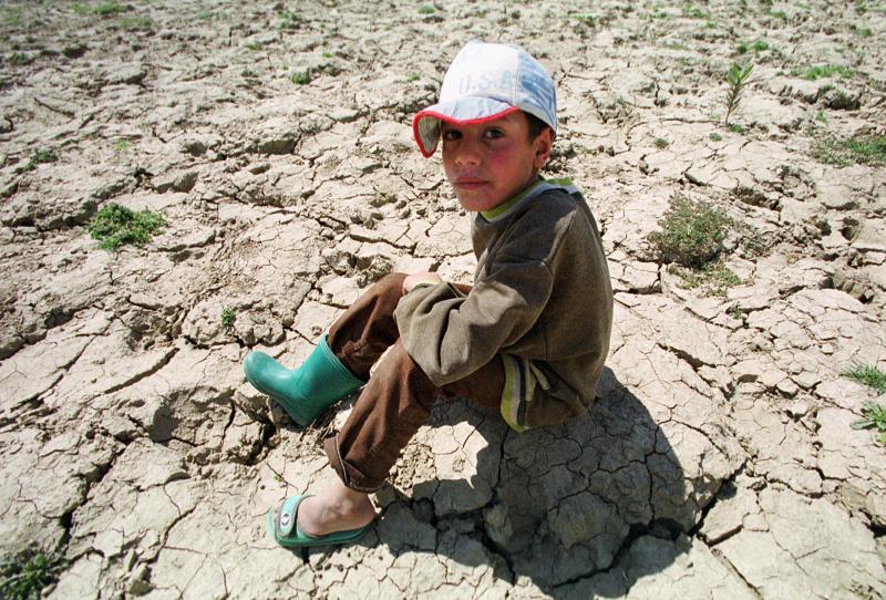 Faslı çocuk, içme suyu krizine çözüm umuduyla yaşıyor.jpg