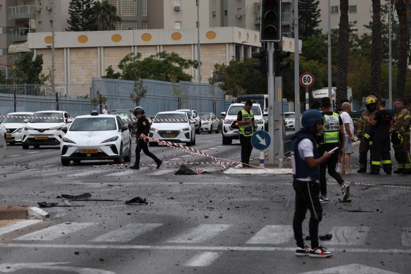 İsrail polisi, İzzeddin el-Kassam Tugayları tarafından atılan roketlerin düştüğü yerlerden birinde güvenlik önlemleri aldı .jpg