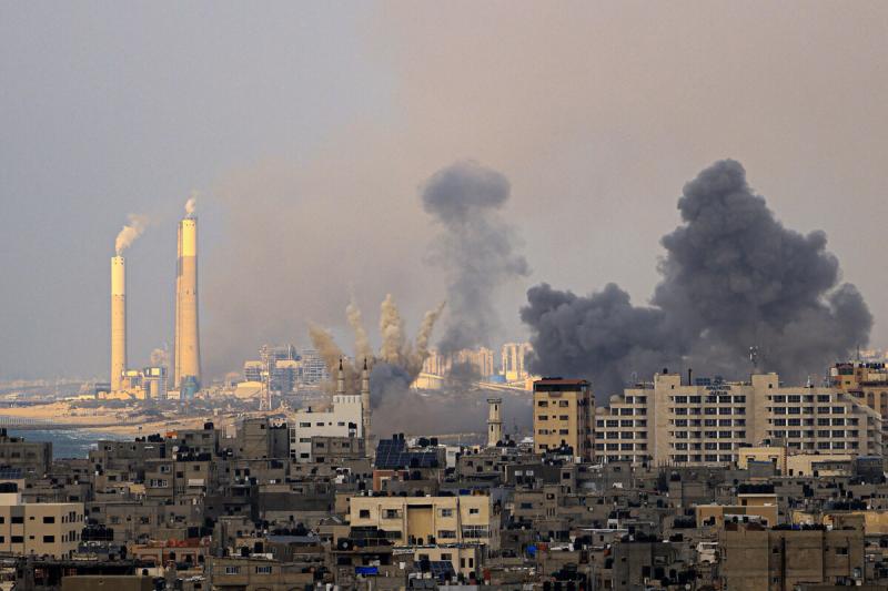 İsrail'in şiddetli bombardımanı sırasında Gazze Şeridi'ndeki çeşitli bölgelerden dumanlar yükseldi .jpg