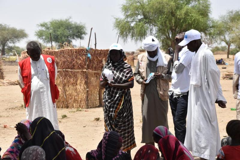 Mülteci bir kadın, köyü Hızlı Destek tarafından saldırıya uğradıktan sonra Batı Darfur'dan kaçtı ve Çad'daki bir sığınma merkezinde gönüllü olarak çalıştı.jpg