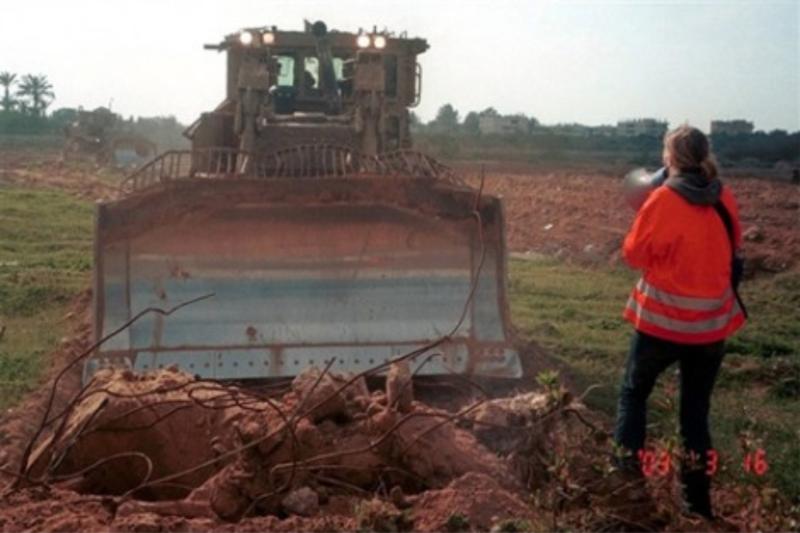 Barış eylemcisi Rachelle Corrie, ev yıkmaya giden buldozeri engellerken canını vermişti.Fotoğraf-International Solidarity Movement. .jpg