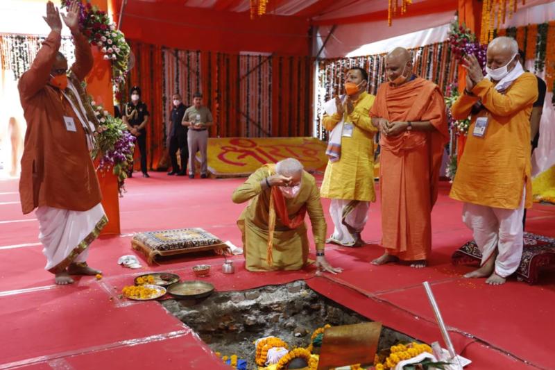 Modi, Hinduların yıktığı yaklaşık 500 yıllık caminin yerine inşa edilecek tapınağın inşaatını başlattı Rajesh Kumar Singh_AP.jpg