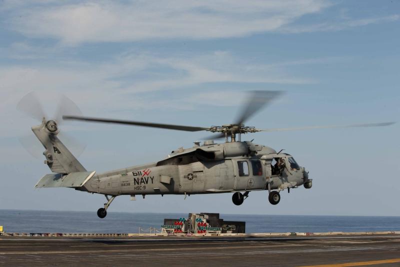 USS Gerald R. Ford uçak gemisinden havalanan bir helikopter.jpg