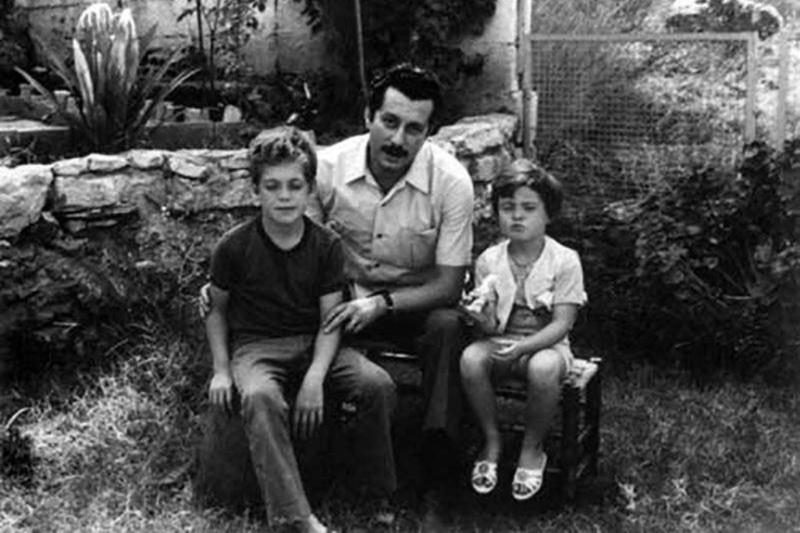 Gassan Kanafani, oğlu Fayez ve kızı Leyla ile birlikte.jpg