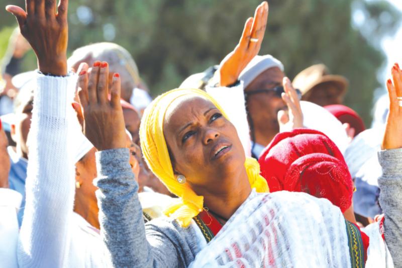 etiyopyalı yahudi bir kadın, 2019'da Kudüs'te dua ediyor Corinna Kern Reuters.jpg