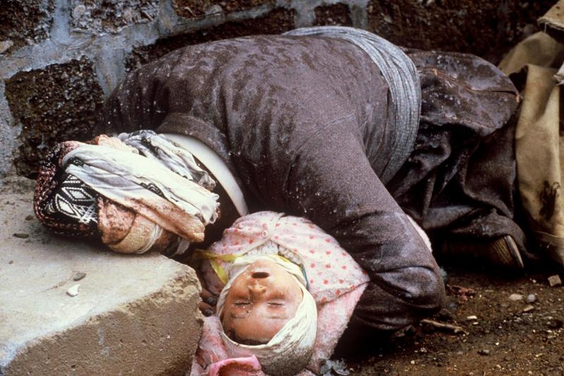1988 Halepçe katliamıyla özdeşleşen Baba ve oğul.jpg