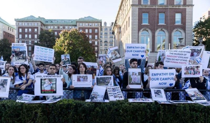 İsrail yanlısı öğrenciler New York'ta Gazze'de devam eden çatışmanın ortasında düzenlenen protestoya katıldı.jpg