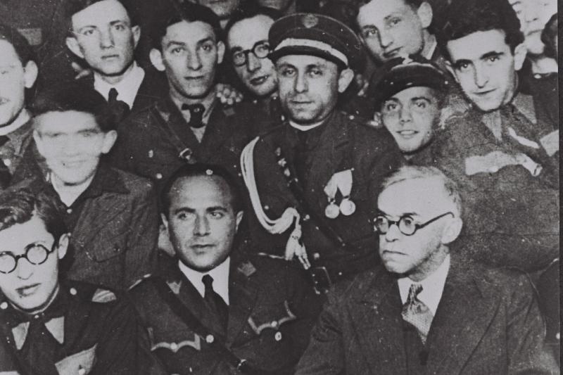 Jabotinsky, Varşova'da Siyonist Gençlik Hareketi liderleri ve Menahim Begin ile birlikte, 1939.  .jpg