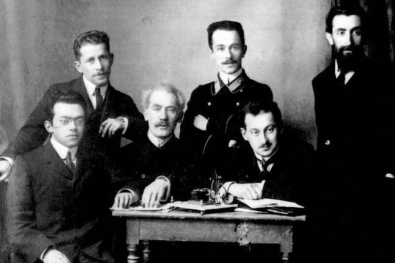 Saint Petersburg'da Razsvet gazetesi yazı kurulunda Jabotinsky ve arkadaşları, 1912.jpg