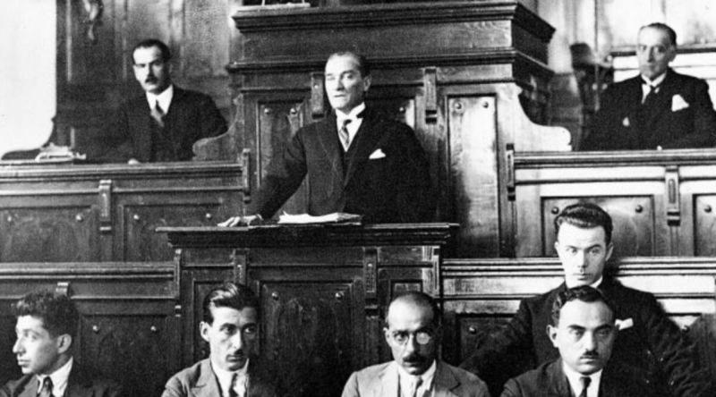 Atatürk Meclis konuşması sırasında.jpg