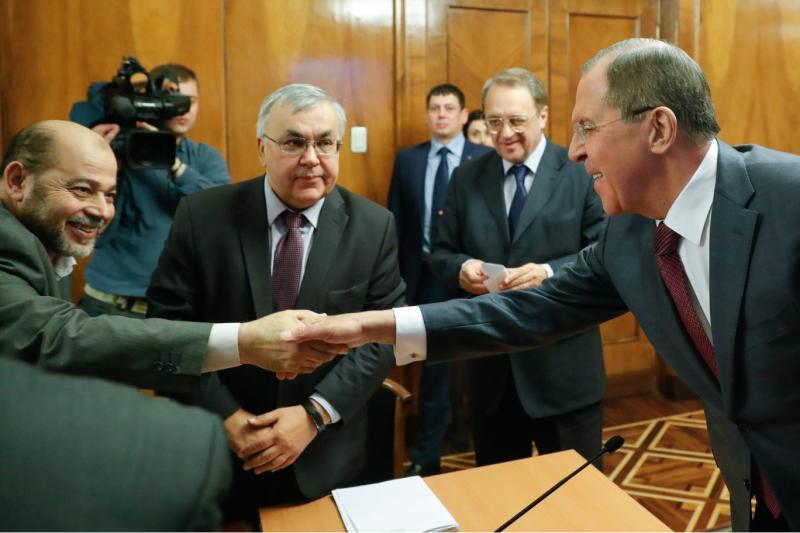 Hamas Siyasi Büro Üyesi Ebu Merzuk (solda) ve Rusya Dışişleri Bakanı Lavrov (sağda) Moskova'da görüştü _ Fotoğraf_ Mikhail Japaridze_TASS (Arşiv).jpg