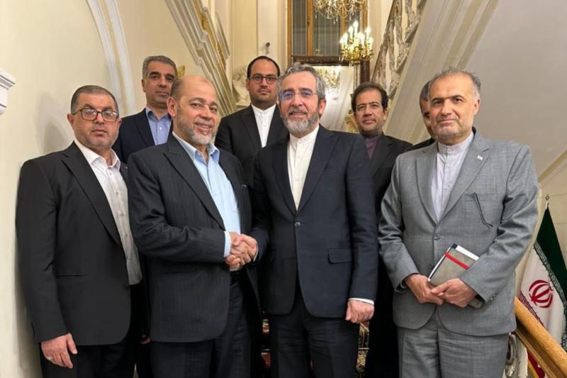 Rusya'nın resmi daveti üzerine Moskova'yı ziyaret eden İran Dışişleri Bakan Yardımcısı Ali Bakıri, Hamas Siyasi Büro Üyesi Musa Ebu Merzuk’un da yer aldığı heyetle görüştü.jpg