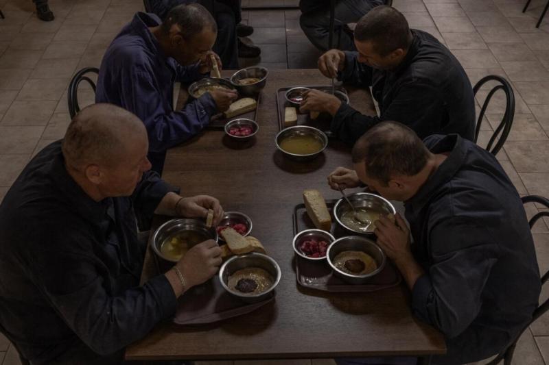 Ukrayna'nın batısındaki bir kampta öğle yemeğini yiyen Rus esirler.jpg