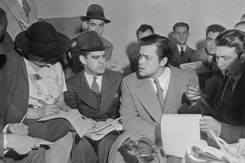 Orson Welles gazetecilere paniğe yol açma niyetinde olmadığını açıklıyor (31 Ekim 1938).jpg