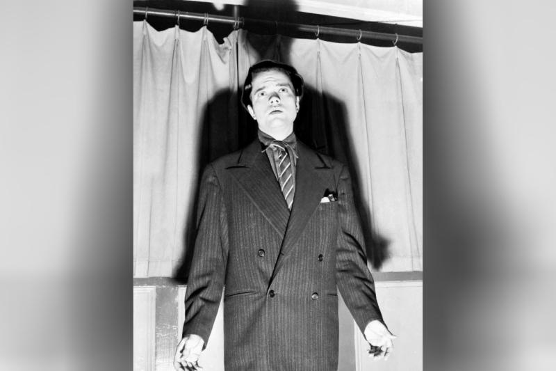 Orson Welles'in , CBS Radyosu'nun ''Dünyalar Savaşı'' yayınından sonra Danton'un Ölümü provası sırasında Mercury Tiyatrosu'nda sahnede çekilmiş fotoğrafı.jpg