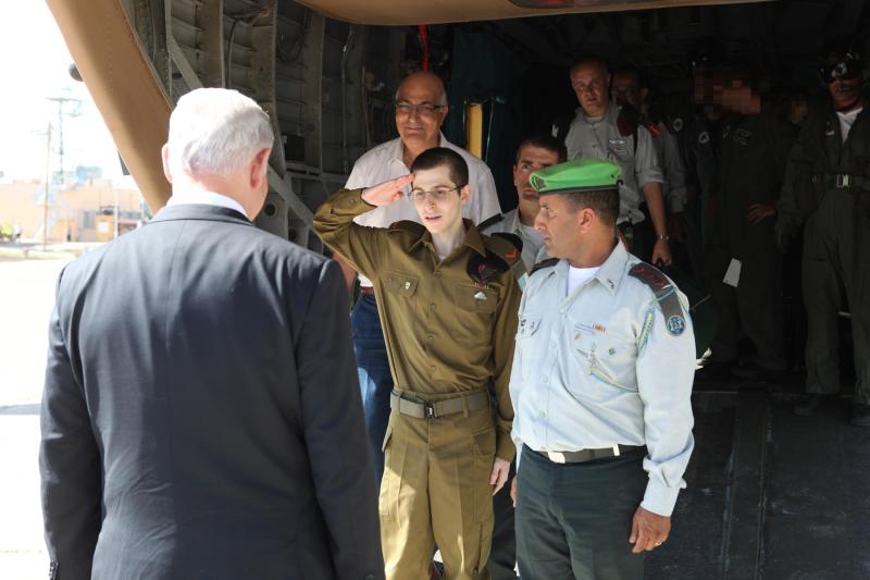 Flickr_-_Israel_Defense_Forces_-_Gilad_Shalit_Salutes_Israel_Prime_Minister_Benjamin_Netanyahu.jpg