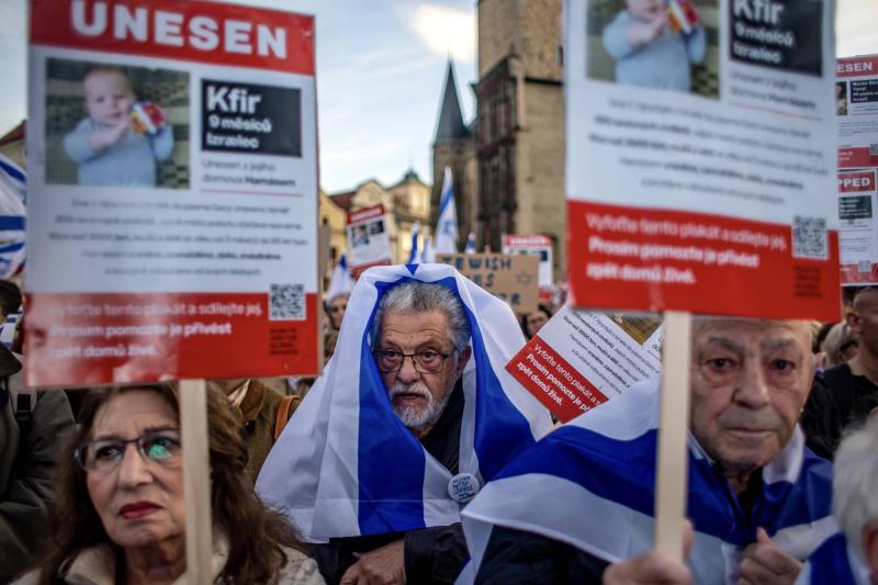Hamas tarafından tutulan mahkumların resimlerini taşıyan protestocuların yer aldığı İsrail yanlısı bir gösteri, Prag EPA.jpeg