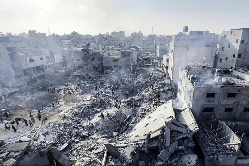 İsrail'in bugün Cibaliye kampına düzenlediği bombalı saldırının ardından meydana gelen yıkım AFP.jpeg