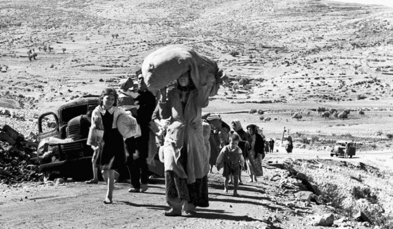 1948'de Celile'deki köylerinden kaçan Filistinli aileler yürüyerek Lübnan'a doğru (Keystone web sitesi).jpg