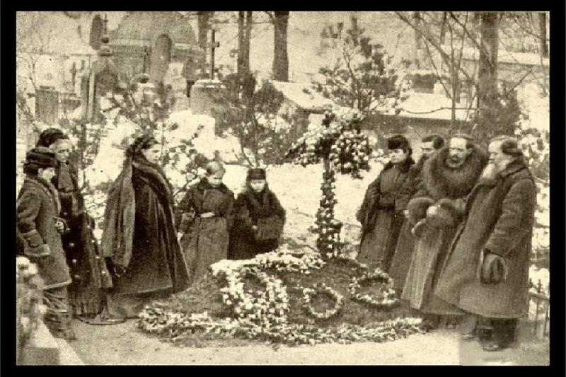 Toprağa verilmesinden kısa süre sonra, hanımı, çocukları ve yakınların Dostoyevski`nin mezarı başında, 5 Şubat 1881.jpg