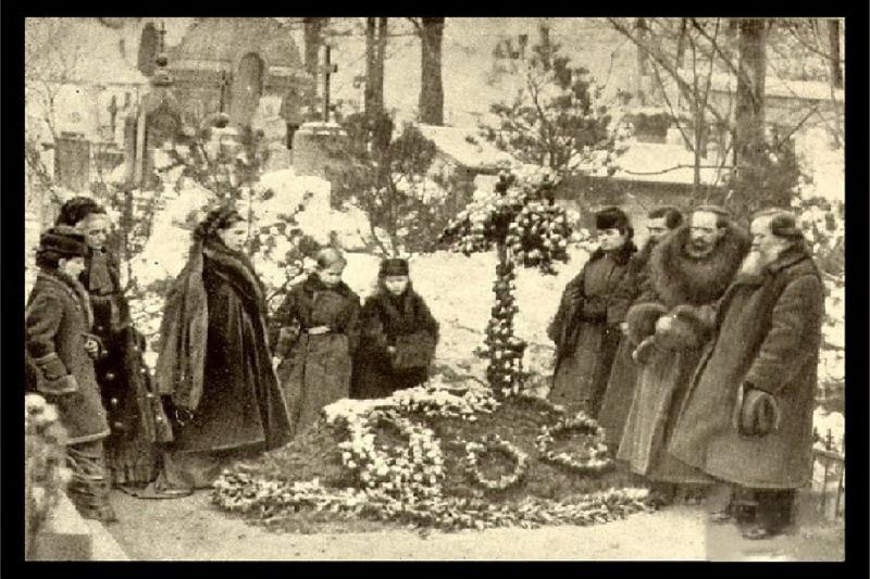 Toprağa verilmesinden kısa süre sonra, hanımı, çocukları ve yakınların Dostoyevski`nin mezarı başında, 5 Şubat 1881.jpg