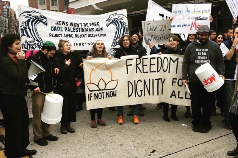 ABD'deki Yahudi gençlerden oluşan  Şimdi Değilse Ne Zaman barış hareketi, İsrail yanlısı Yahudi lobisini protesto ediyor-2017. .jpg
