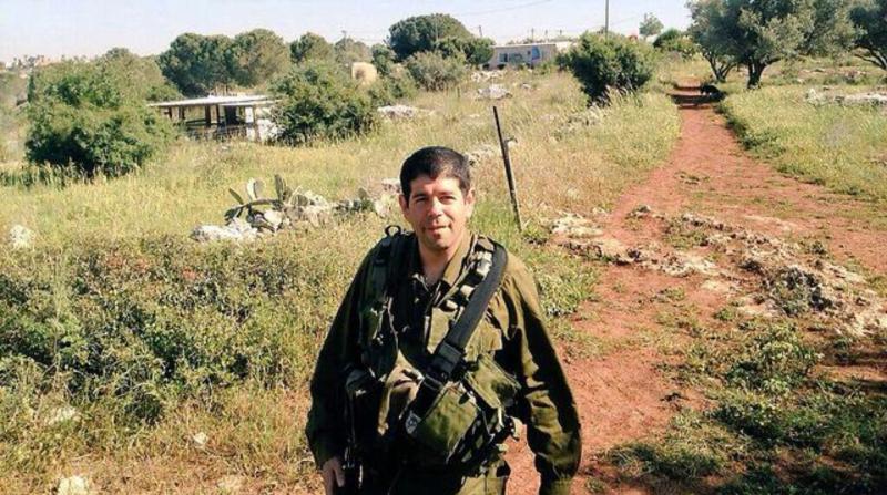 Şimdi Barış Hareketinin kurucu lideri Yariv Oppenheimer, eski askeri üniformasıyla Batı Şeria'da.jpg Şimdi Barış Hareketinin kurucu lideri Yariv Oppenheimer, eski askeri üniformasıyla Batı Şeria'da.jpg