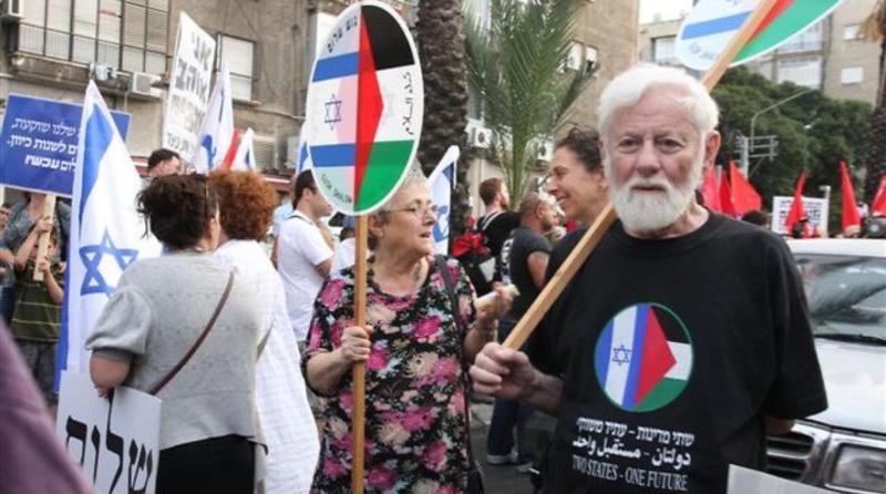 Barış Bloku kurucu önderi Uri Avneri, Filistin ve İsrail bayrağını birlikte taşıyor, 2010. Fotoğraf-Ofer Amram.jpg
