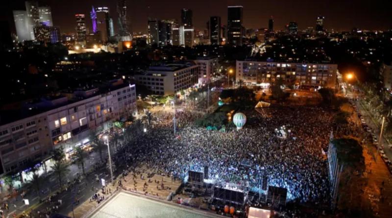 İsrailliler, Filistin'de barış için Tel Aviv'de kitlesel gösteri yaptılar. 28 Mayıs 2017. Foto. Ümir Cohen-Reuters. jpg.jpg