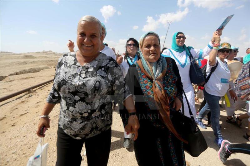 Kardeşliğe ve barışa vurgu yapan İsrailli ve Filistinli kadın el ele. Kaynak-AA.jpg