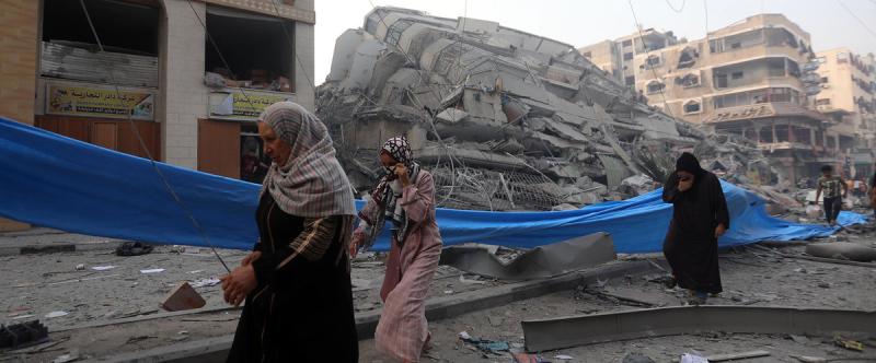 7 Ekim 2023'te evleri yıkıldıktan sonra Gazze Şehri'nin en-Nasr mahallesindeki kadınlar.jpg