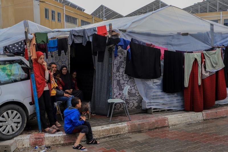 Soğuktan korunmak için kalın giysiler giymeden güneye doğru göç edenlerin dona maruz kalmaları sonucu hayatları daha da zorlaştı.jpg Soğuktan korunmak için kalın giysiler giymeden güneye doğru göç edenlerin dona maruz kalmaları sonucu hayatları daha da zorlaştı.jpg