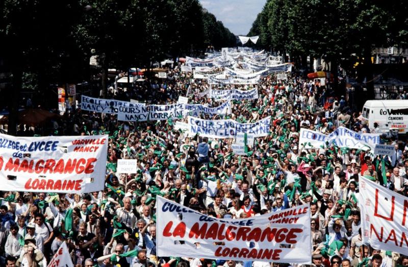 Yüzbinlerce kişi, özel okulları büyük bir kamu eğitim sistemine entegre etmek isteyen projeye karşı özel okulları savunmak için Paris'te gösteri düzenledi, Haziran 1984 .jpg