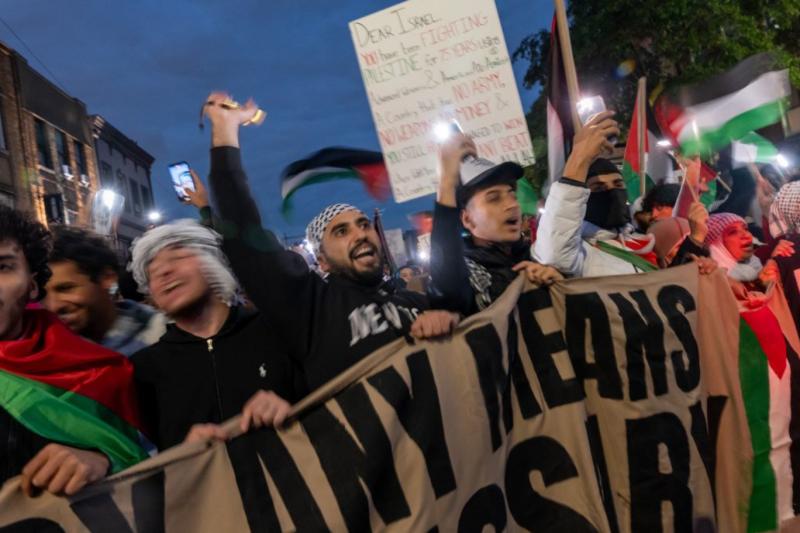 New York'taki protestocular, 7 Ekim 2023'teki Hamas saldırısının ardından İsrail bombardımanı altında kalan Gazze'deki Filistinlileri destekliyor.jpg