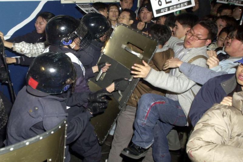 Seul'deki Güney Koreli göstericiler, ABD'nin Irak'taki savaşını protesto eden gösteriler sırasında çevik kuvvet polisiyle arbedeye girdi, 20 Mart 2003.jpg